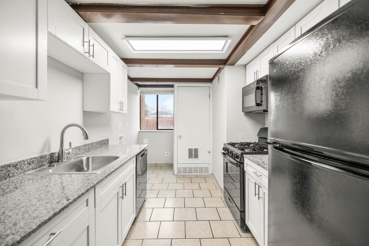 kitchen at East Townhomes located in Columbus, OH